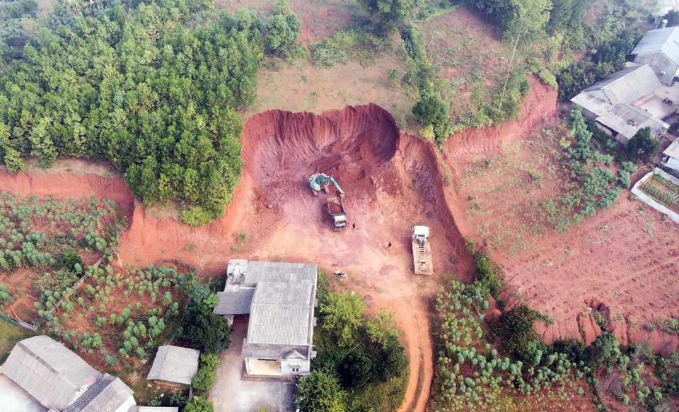 Nhiều diện tích đất đã bị các đối tượng khai thác vượt quá khối lượng cho phép. (Ảnh: Tạ Toàn/TTXVN)