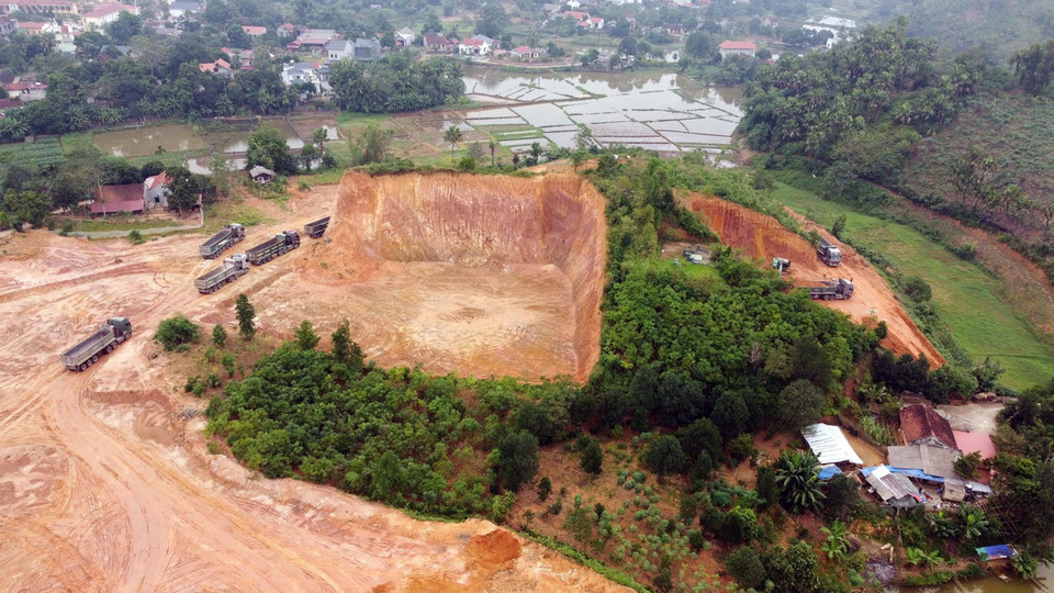Nhiều quả đồi bị đào bới nham nhở, gây thất thoát tài nguyên, kéo theo nhiều hệ lụy về môi trường. (Ảnh: Tạ Toàn/TTXVN)