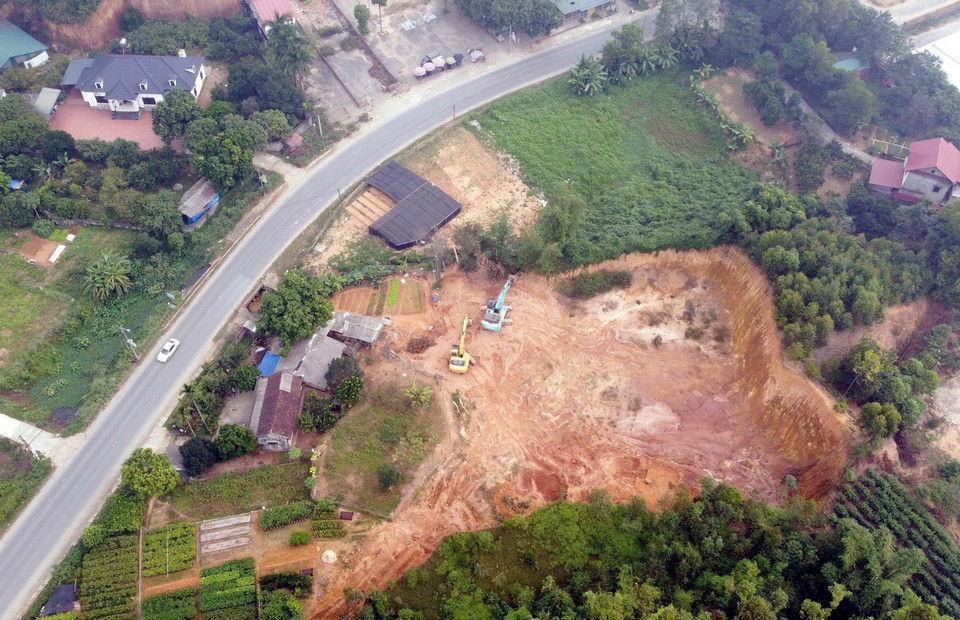 Sau gần 3 tháng được Ủy ban Nhân dân thị xã Phú Thọ chấp thuận san gạt mặt bằng, hạ cốt nền, hàng nghìn mét khối đất tại khu 5 xã Phú Hộ đã được vận chuyển đi tiêu thụ. (Ảnh: Tạ Toàn/TTXVN)