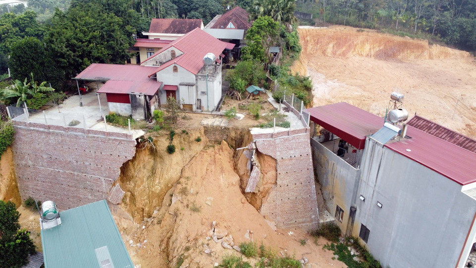 Tình trạng khai thác đất tại khu 5, xã Phú Hộ, thị xã Phú Thọ diễn ra trong một thời gian dài, làm ảnh hưởng nghiêm trọng đến một số hộ dân sống liền kề. (Ảnh: Tạ Toàn/TTXVN)