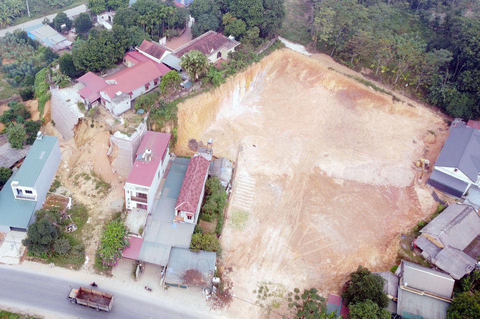 Nhiều quả đồi tại xã Phú Thọ bị "xẻ thịt" tan hoang, làm hủy hoại đất, gây thất thoát tài nguyên, ô nhiễm môi trường. (Ảnh: Tạ Toàn/TTXVN)