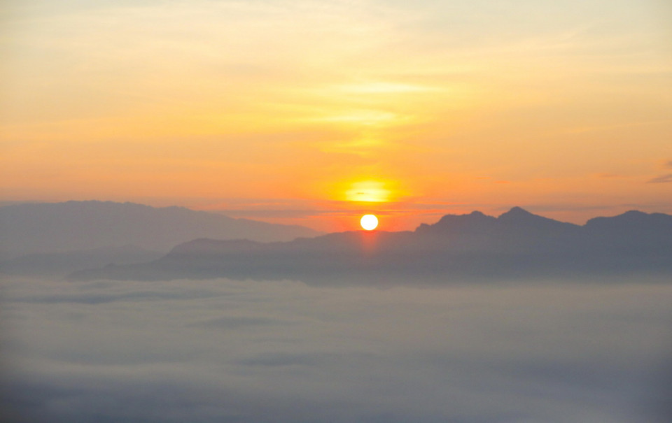 Bình minh trên đèo Tằng Quái. (Ảnh: Xuân Tư/TTXVN)