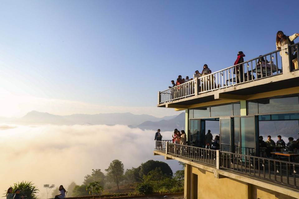 Một quán càphê có view cực chill cho du khách check-in với biển mây. (Ảnh: Xuân Tư/TTXVN)