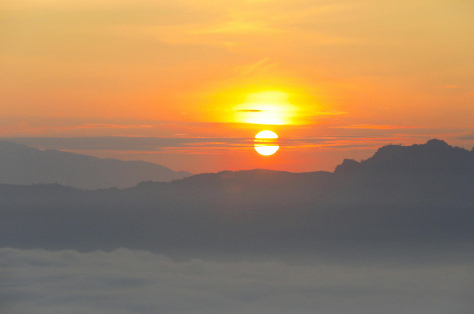 Bình minh trên đèo Tằng Quái. (Ảnh: Xuân Tư/TTXVN)