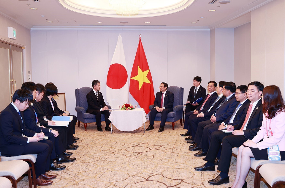 Thủ tướng Phạm Minh Chính tiếp Thống đốc tỉnh Hiroshima Yuzaki Hidehiko. (Ảnh: Dương Giang/TTXVN)