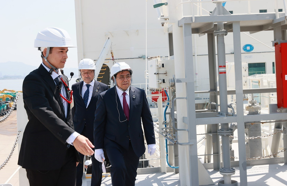 Thủ tướng Phạm Minh Chính tham quan tàu vận chuyển Hydro lỏng của Nhật Bản. (Ảnh: Dương Giang/TTXVN)