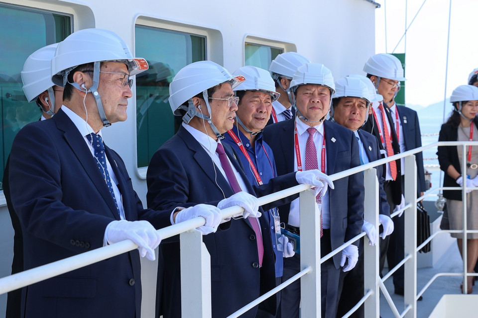 Thủ tướng Phạm Minh Chính tham quan tàu vận chuyển Hydro lỏng của Nhật Bản. (Ảnh: Dương Giang/TTXVN)