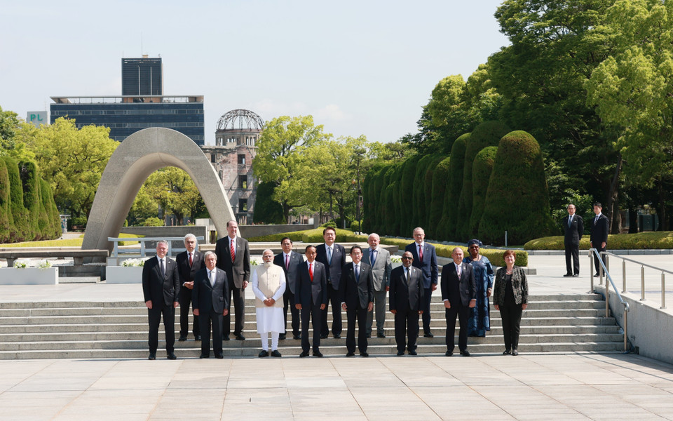 Thủ tướng Phạm Minh Chính cùng Trưởng đoàn các nước khách mời chụp ảnh chung trước Đài tưởng niệm Nạn nhân vụ nổ bom nguyên tử tại Công viên Tưởng niệm hòa bình Hiroshima. (Ảnh: Dương Giang/TTXVN)