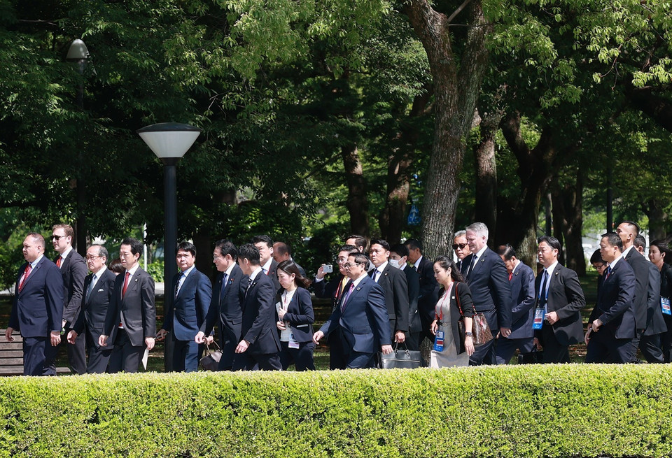 Thủ tướng Nhật Bản Kishida Fumio và Thủ tướng Phạm Minh Chính cùng các trưởng đoàn đến thăm Công viên Tưởng niệm hòa bình Hiroshima. (Ảnh: Dương Giang/TTXVN)