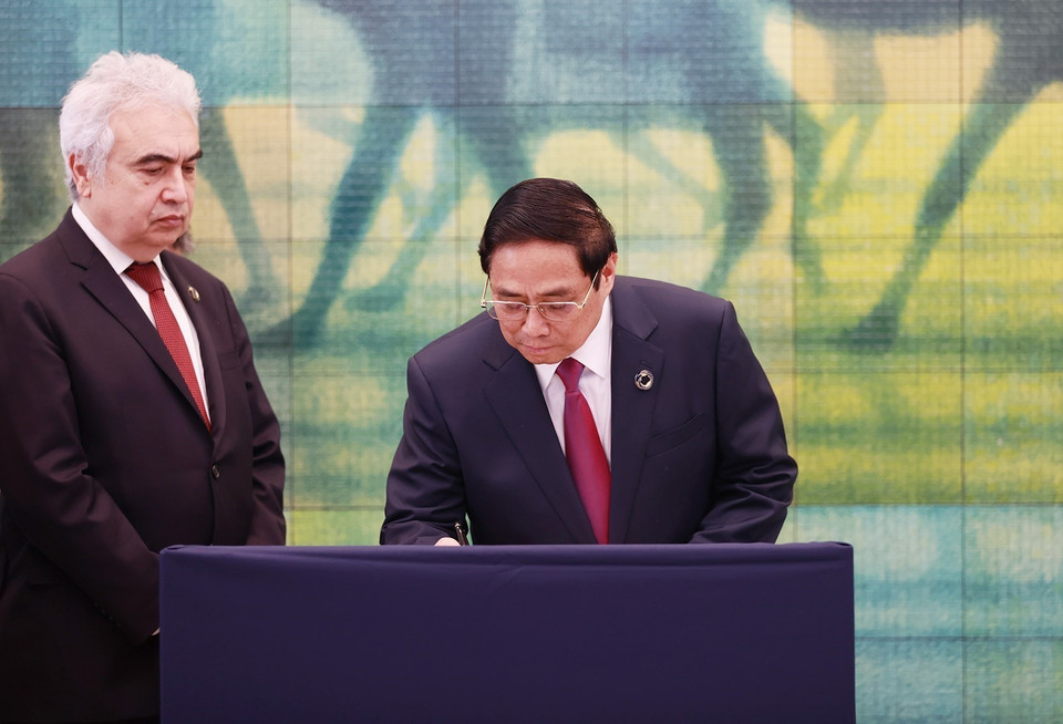 Thủ tướng Phạm Minh Chính ký sổ lưu niệm khi đến thăm Bảo tàng Tưởng niệm hòa bình Hiroshima. (Ảnh: Dương Giang/TTXVN)