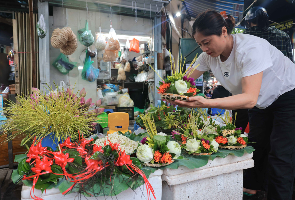 Trầu, cau và hoa sen được bó đẹp phục vụ người mua. (Ảnh: Hoàng Hiếu/TTXVN)