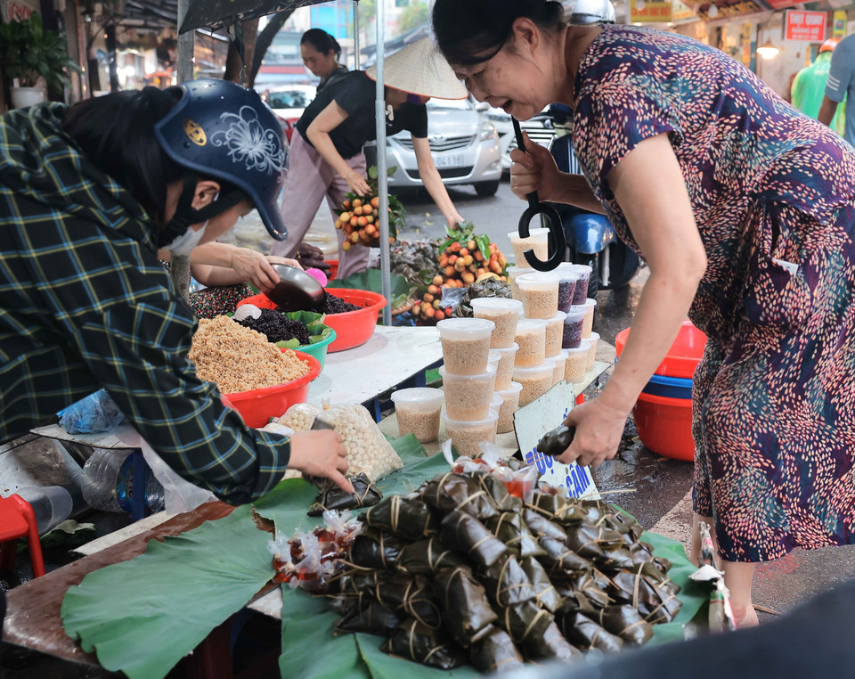 Bánh tro được nhiều người tìm mua trong dịp Tết Đoan Ngọ. (Ảnh: Hoàng Hiếu/ TTXVN)