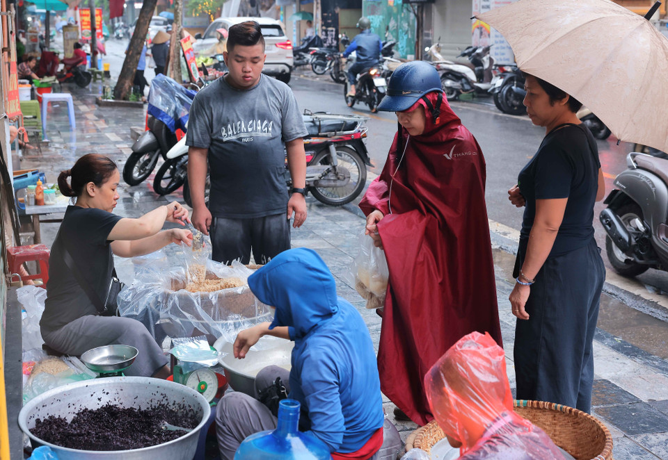 Nhiều người dân mua rượu nếp dịp Tết Đoan Ngọ. (Ảnh: Hoàng Hiếu/TTXVN)