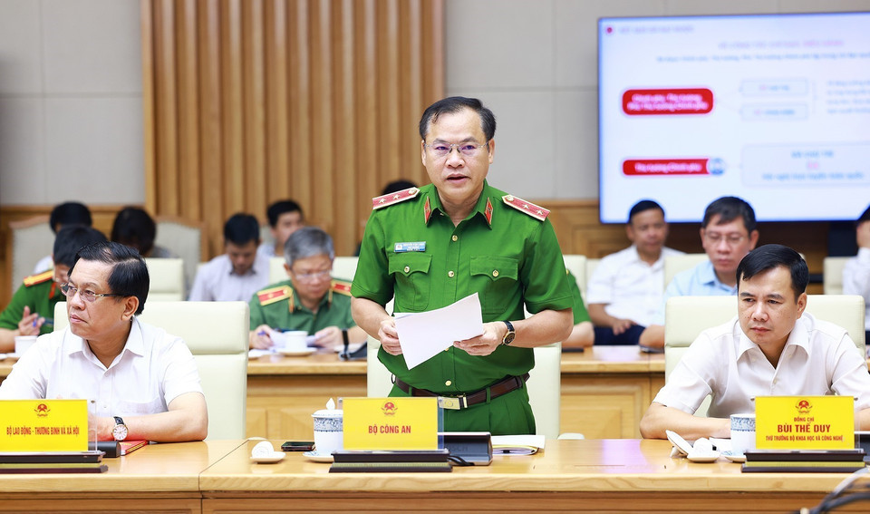 Trung tướng Nguyễn Văn Long, Thứ trưởng Bộ Công an báo cáo sơ kết 01 năm thực hiện tháo gỡ “điểm nghẽn” Đề án 06 của Bộ Công an. (Ảnh: Dương Giang/TTXVN)