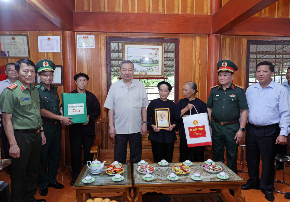 Chủ tịch nước Tô Lâm đến thăm, tặng quà gia đình bà Hoàng Thị Khìn, người có nhiệm vụ đưa cơm hằng ngày cho Bác Hồ tại xóm Pác Bó, xã Trường Hà, huyện Hà Quảng. (Ành: Nhan Sáng/TTXVN)