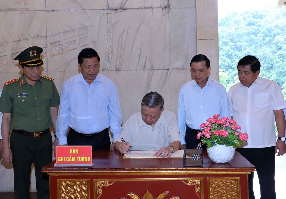 Chủ tịch nước Tô Lâm ghi lưu bút tại Khu Di tích Quốc gia Đặc biệt Pác Bó. (Ành: Nhan Sáng/TTXVN)
