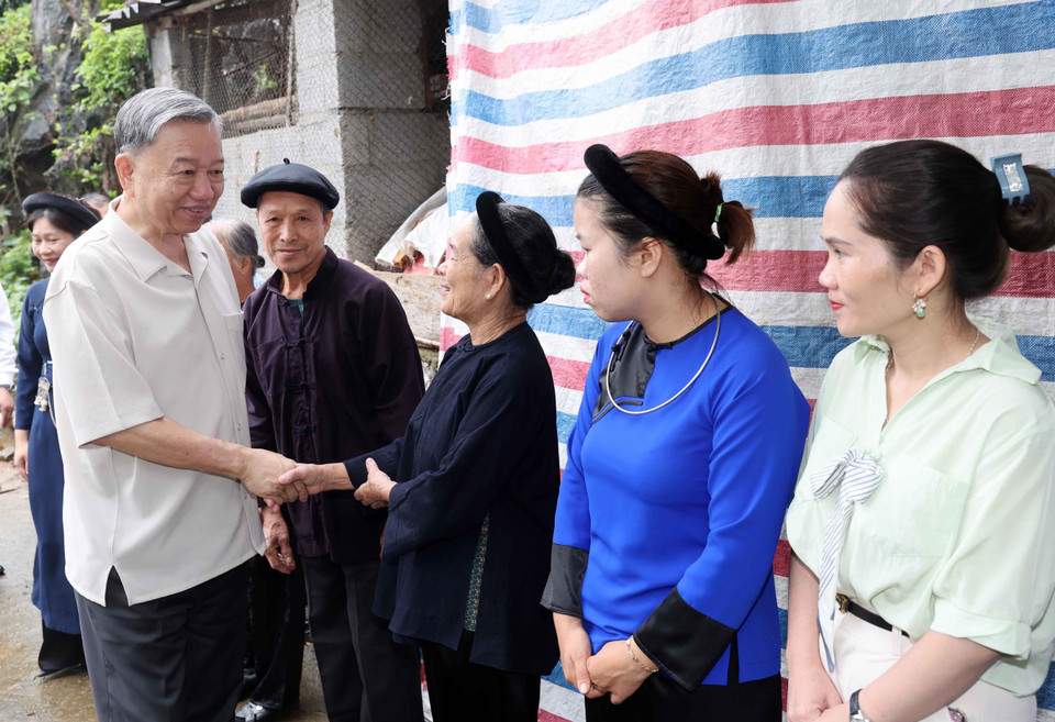 Chủ tịch nước Tô Lâm đến thăm, tặng quà gia đình bà Hoàng Thị Khìn, người có nhiệm vụ đưa cơm hằng ngày cho Bác Hồ tại xóm Pác Bó, xã Trường Hà, huyện Hà Quảng. (Ành: Nhan Sáng/TTXVN)