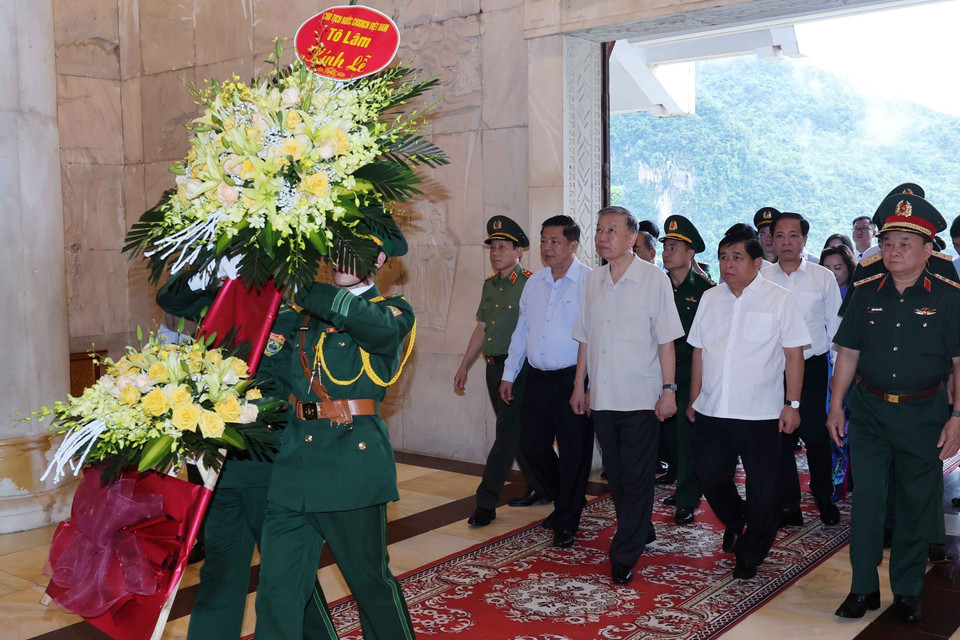 Chủ tịch nước Tô Lâm dâng hoa tưởng nhớ Bác Hồ tại Khu Di tích Quốc gia Đặc biệt Pác Bó. (Ảnh: Nhan Sáng/TTXVN)