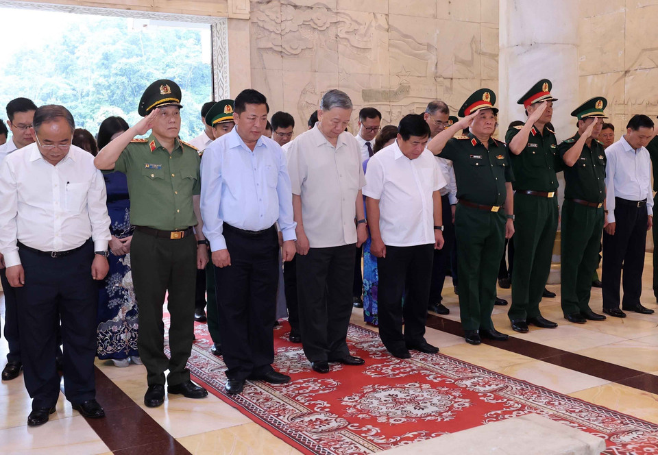 Chủ tịch nước Tô Lâm và các đại biểu tưởng nhớ Bác Hồ tại Khu Di tích Quốc gia đặc biệt Pác Bó. (Ảnh: Nhan Sáng/TTXVN)