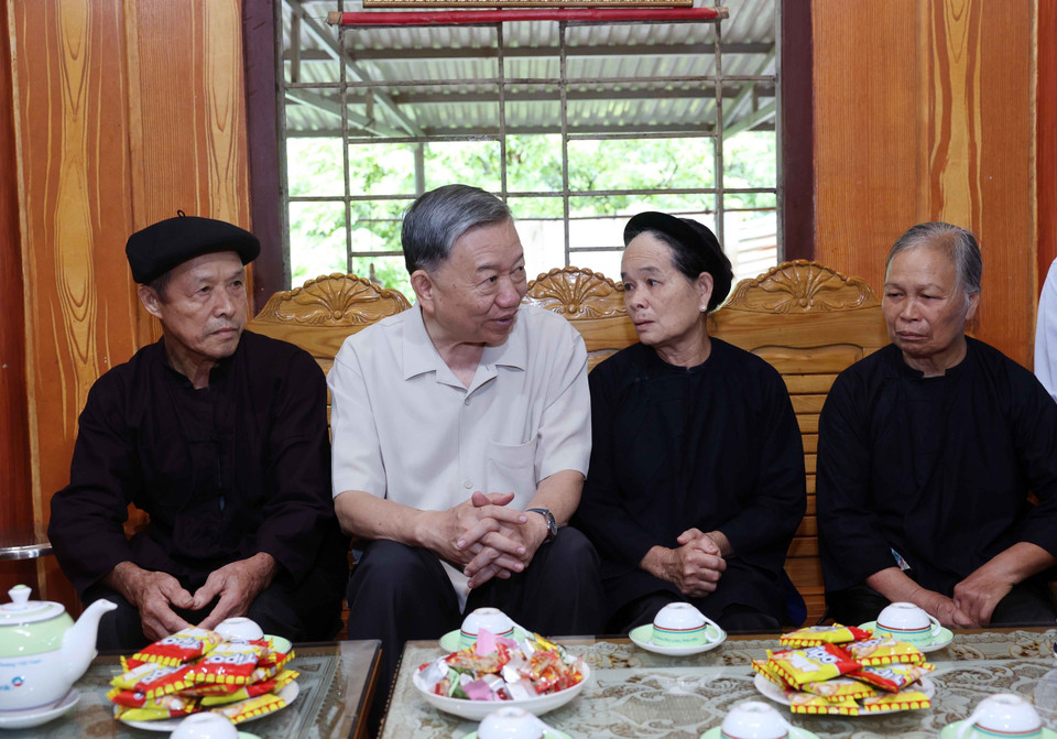 Chủ tịch nước Tô Lâm đến thăm, tặng quà gia đình bà Hoàng Thị Khìn, người có nhiệm vụ đưa cơm hằng ngày cho Bác Hồ tại xóm Pác Bó, xã Trường Hà, huyện Hà Quảng. (Ành: Nhan Sáng/TTXVN)
