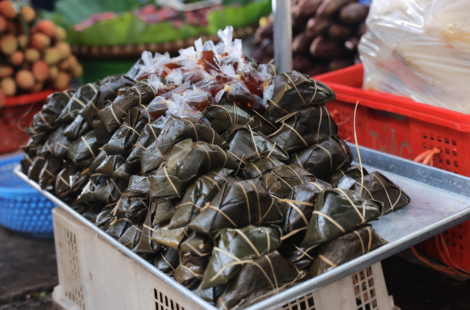 Bánh tro hay bánh gio được bày bán nhiều dịp Tết Đoan Ngọ. (Ảnh: Hoàng Hiếu/ TTXVN)