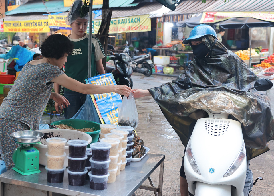 Người dân mua rượu nếp tại chợ Hàng Bè sáng Tết Đoan Ngọ. (Ảnh: Hoàng Hiếu/ TTXVN)