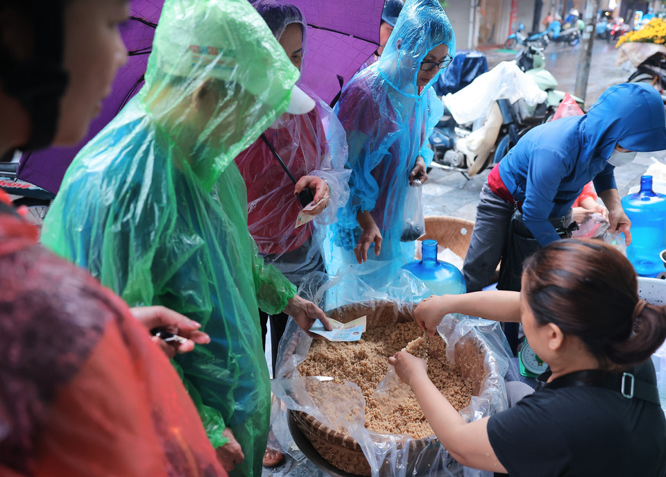 Người dân tập trung mua rượu nếp trên phố Hàng Bè. (Ảnh: Hoàng Hiếu/TTXVN)