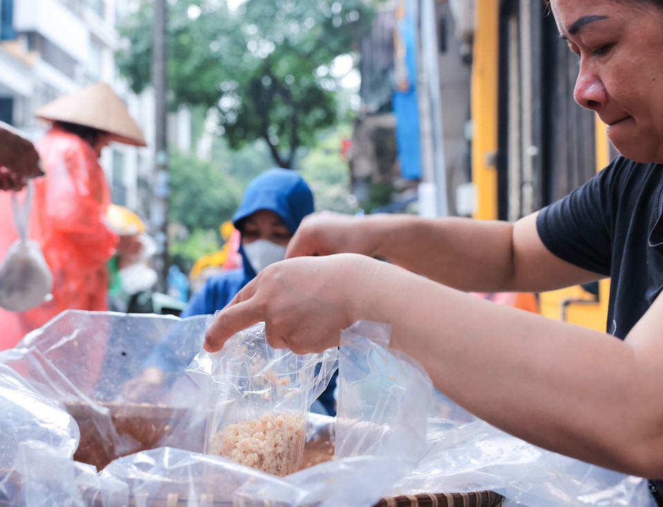 Rượu nếp được bán nhiều dịp Tết 5/5. (Ảnh: Hoàng Hiếu/ TTXVN)