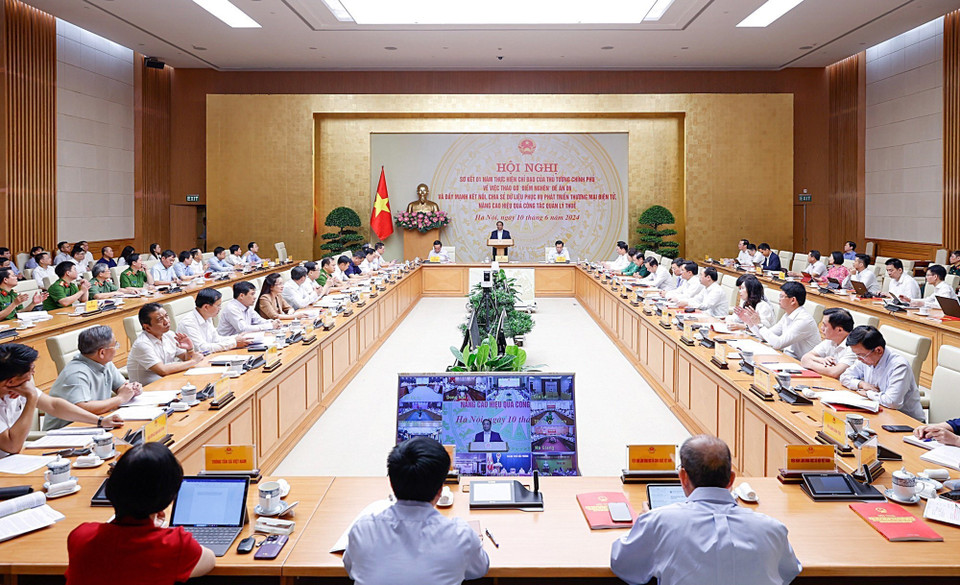 Thủ tướng Phạm Minh Chính chủ trì Hội nghị sơ kết 01 năm thực hiện tháo gỡ vướng mắc thực hiện Đề án 06. (Ảnh: Dương Giang/TTXVN)