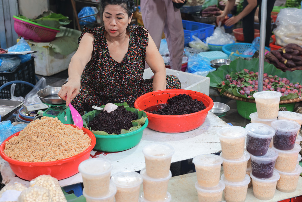 Rượu nếp được bày bán nhiều tại các chợ, các phố tại Thành phố Hà Nội dịp Tết Đoan Ngọ. (Ảnh: Hoàng Hiếu/TTXVN)
