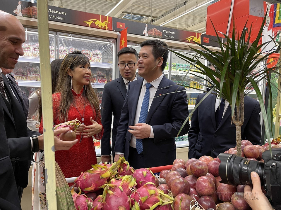 Bộ trưởng Bộ Công Thương Nguyễn Hồng Diên giới thiệu trái cây Việt Nam với khách hàng tham dự sự kiện Tuần hàng Việt Nam tại hệ thống siêu thị Carrefour của Pháp, ngày 4/11/2021. (Ảnh: Nguyễn Thu Hà/TTXVN)