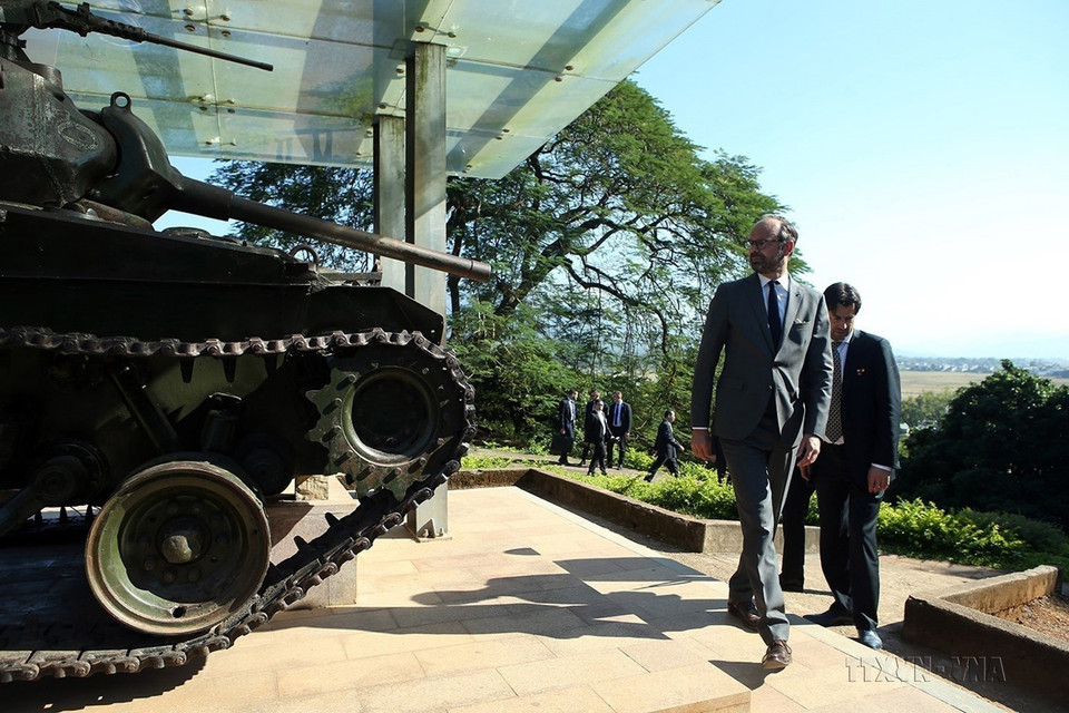 Trong chuyến thăm chính thức Việt Nam, chiều 3/11/2018, Thủ tướng Pháp Édouard Philippe đến thăm khu di tích Đồi A1 tại thành phố Điện Biên Phủ, tỉnh Điện Biên. (Ảnh: Phan Tuấn Anh/TTXVN)