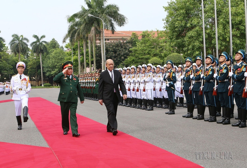 Bộ trưởng Quốc phòng Ngô Xuân Lịch chủ trì lễ đón Bộ trưởng Quốc phòng Pháp Jean-Yves Le Drian thăm chính thức Việt Nam (Hà Nội, 6/6/2016). (Ảnh: Trọng Đức/TTXVN)