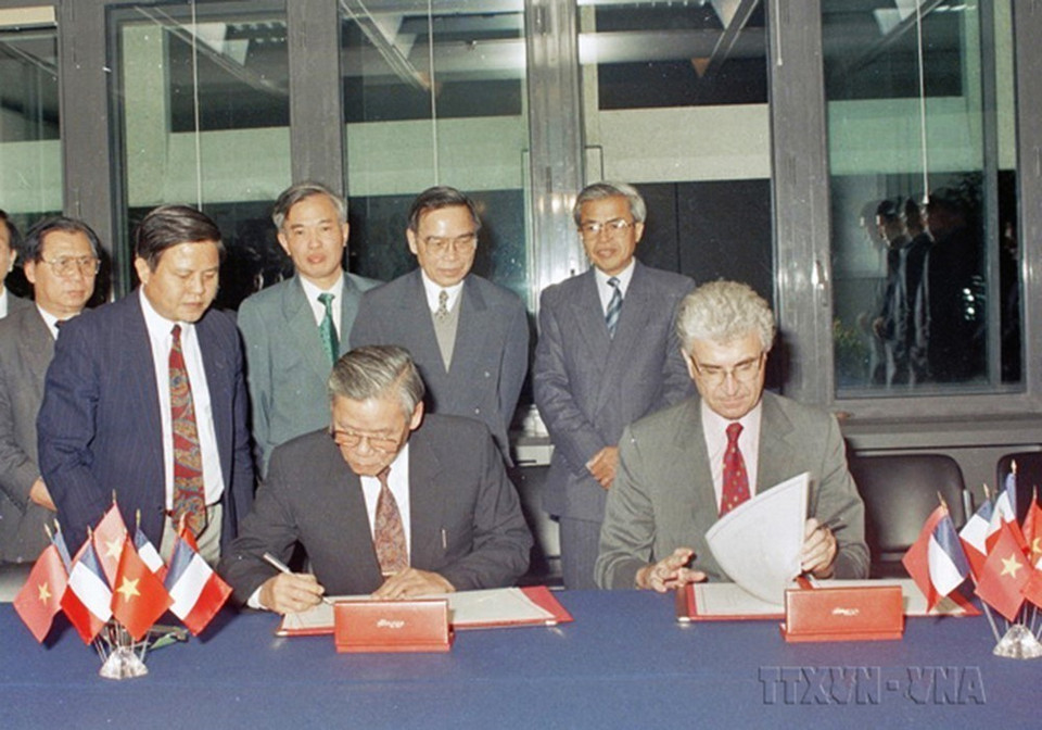 Bộ trưởng, Chủ nhiệm Uỷ ban Kế hoạch Nhà nước Đỗ Quốc Sam và Bộ trưởng Tài chính Pháp Edmond Alphandéry ký Nghị định thư tài chính 1993 giữa 2 chính phủ hai nước, trước sự chứng kiến của Thủ tướng Phan Văn Khải (Paris, 8/11/1993). (Ảnh: Kim Hùng/TTXVN)