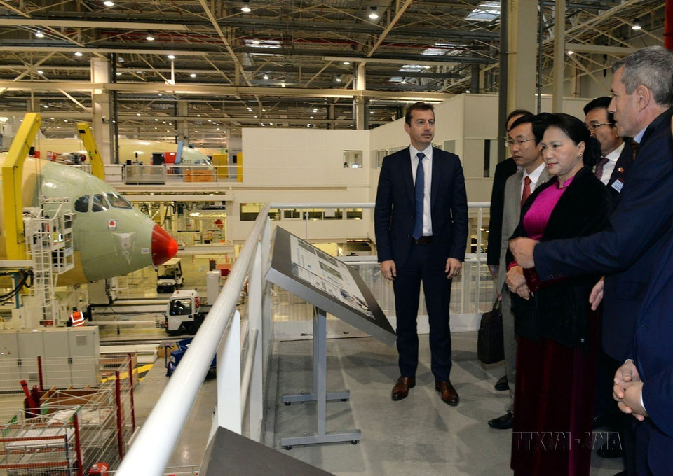Chủ tịch Quốc hội Nguyễn Thị Kim Ngân thăm Nhà máy chế tạo và sản xuất máy bay Airbus trong chuyến thăm chính thức Cộng hoà Pháp (Toulouse, 3/4/2019). (Ảnh: Trọng Đức/TTXVN)