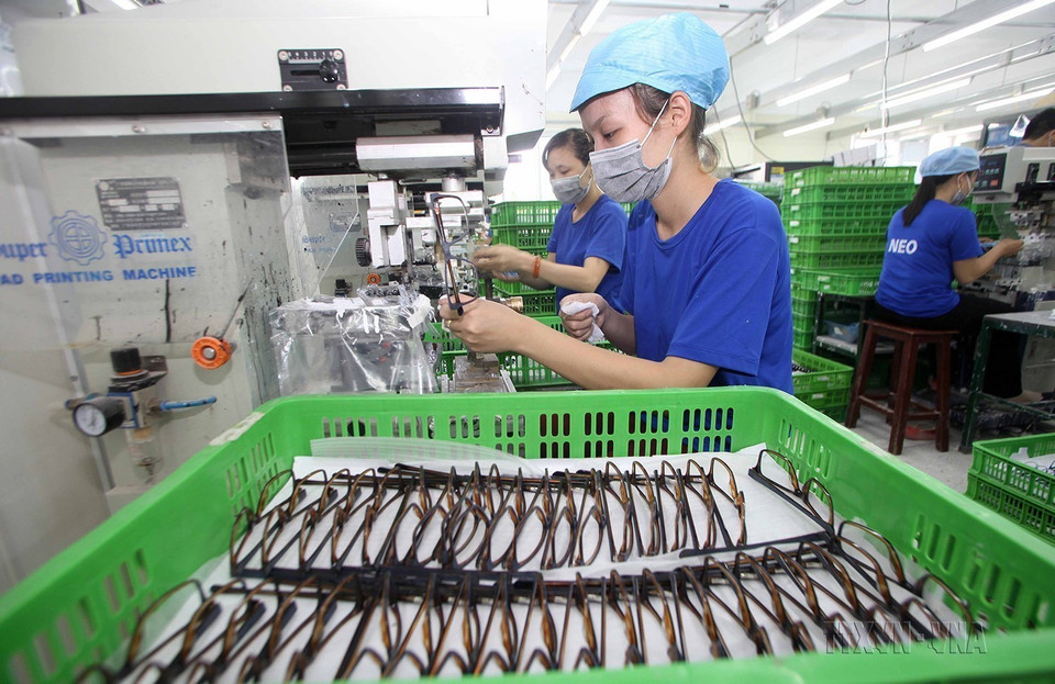 Công ty trách nhiệm hữu hạn Neo Optical (vốn đầu tư của Pháp) ở thị trấn Neo, huyện Yên Dũng, tỉnh Bắc Giang chuyên gia công sản phẩm trong lĩnh vực kính mắt xuất khẩu, tạo việc làm cho hàng trăm lao động. (Ảnh: Trần Việt/TTXVN)