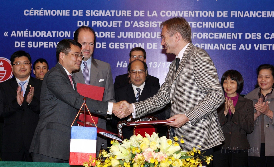 Đại diện Ngân hàng Nhà nước Việt Nam, Cơ quan Phát triển Pháp (AFD) và Đại sứ quán Pháp ký kết khoản viện trợ không hoàn lại trị giá 1 triệu Euro của Pháp giúp Việt Nam thực hiện dự án hỗ trợ kỹ thuật “Hoàn thiện khuôn khổ pháp lý và tăng cường năng lực quản lý, giám sát cho lĩnh vực tài chính vi mô tại Việt Nam (Hà Nội, 13/12/2011). (Ảnh: Trần Việt/TTXVN)