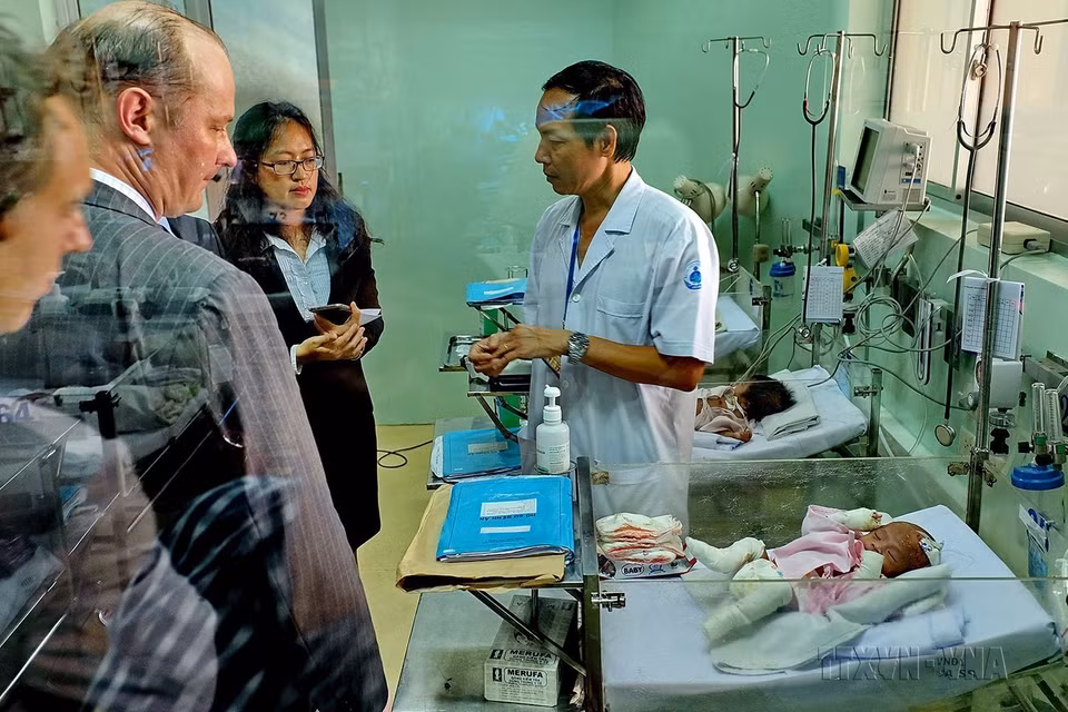 Đoàn đại biểu Quỹ Urgo Foundation (Tập đoàn URGO của Pháp) thăm các bệnh nhi mắc bệnh lý EB (Ly thượng bì bóng nước) tại Khoa Sơ sinh, Bệnh viện Nhi đồng 1 (Thành phố Hồ Chí Minh, 6/9/2016). (Ảnh: Thế Anh/TTXVN)
