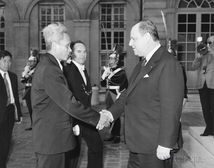 Chiều 25/4/1977, tại Paris, Thủ tướng Pháp Raymond Barre mở tiệc chiêu đãi trọng thể Thủ tướng Phạm Văn Đồng thăm chính thức Cộng hòa Pháp. (Ảnh: Thế Trung/TTXVN)