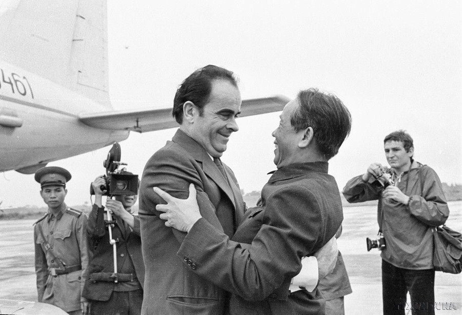 Đồng chí Lê Duẩn, Bí thư thứ nhất BCHTW Đảng Cộng sản Việt Nam ra sân bay Gia Lâm đón Tổng Bí thư Georges Marchais dẫn đầu Đoàn đại biểu Đảng Cộng sản Pháp sang thăm Việt Nam (Hà Nội, 10/11/1973). (Ảnh: TTXVN)