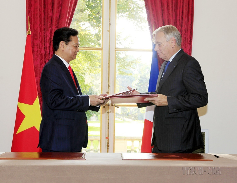 Trong chuyến thăm chính thức Cộng hoà Pháp từ ngày 24-26/9/2013, ngày 25/9, tại Paris, Thủ tướng Nguyễn Tấn Dũng và Thủ tướng Jean-Marc Ayrault ký Tuyên bố chung về Quan hệ Đối tác chiến lược Việt Nam-Pháp. (Ảnh: Đức Tám/TTXVN)