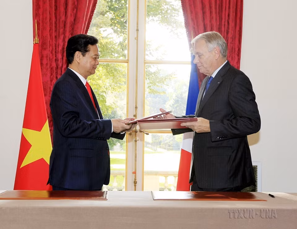 Trong chuyến thăm chính thức Cộng hoà Pháp từ ngày 24-26/9/2013, ngày 25/9, tại Paris, Thủ tướng Nguyễn Tấn Dũng và Thủ tướng Jean-Marc Ayrault ký Tuyên bố chung về Quan hệ Đối tác chiến lược Việt Nam-Pháp. (Ảnh: Đức Tám/TTXVN)