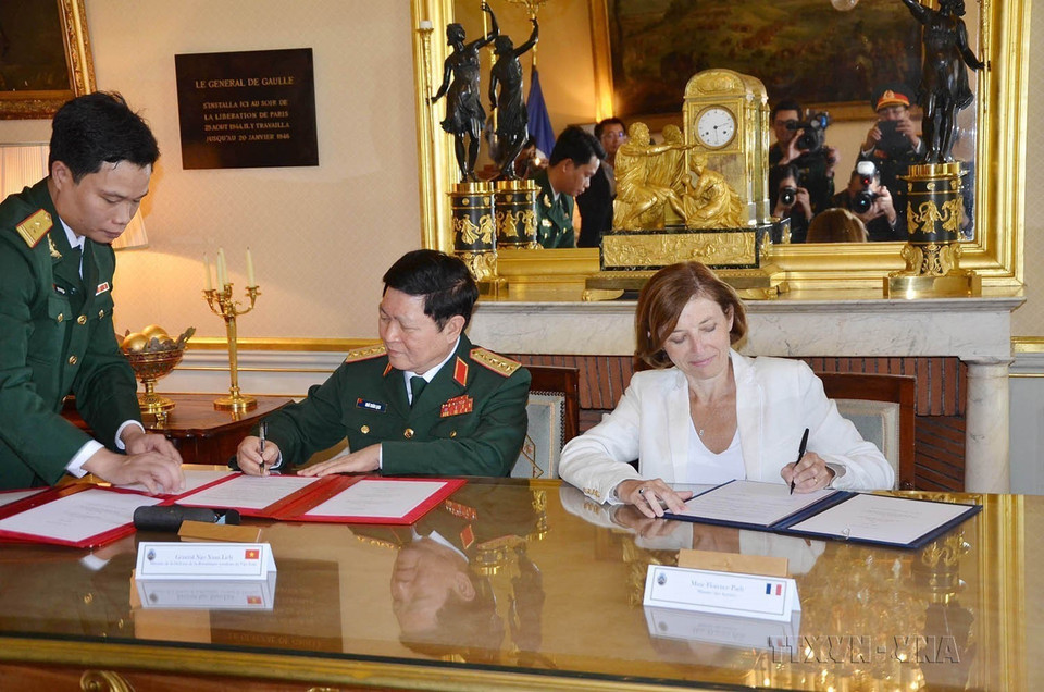 Bộ trưởng Quốc phòng Ngô Xuân Lịch và Bộ trưởng Quốc phòng Pháp Florence Parly ký kết thỏa thuận hợp tác quốc phòng giữa hai nước (Paris, 17/9/2018). (Ảnh: Toàn Trí/TTXVN)