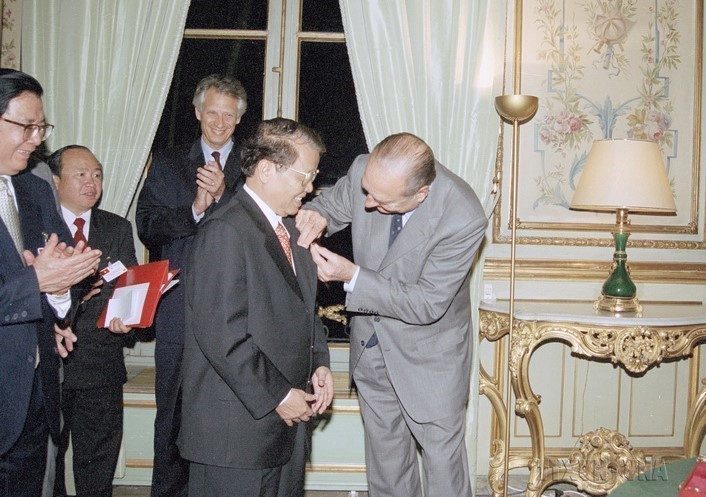 Ngày 28/10/2002, tại Điện Élysée ở thủ đô Paris, Tổng thống Pháp Jacques Chirac trao tặng Huân chương Bắc Đẩu bội tinh hạng Nhất của Nhà nước Pháp cho Chủ tịch nước Trần Đức Lương. (Ảnh: Nguyễn Khang/TTXVN)