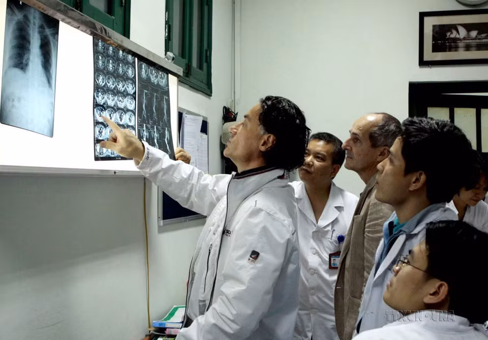 Chuyên gia Pháp và bác sỹ Bệnh viện Hữu nghị Việt Đức chẩn đoán hình ảnh của người bệnh trong khuôn khổ khóa đào tạo “Tăng cường năng lực chẩn đoán, điều trị bệnh lý tĩnh mạch và các bệnh về tĩnh mạch (Hà Nội, 21/11/2013). (Ảnh: Dương Ngọc/TTXVN)