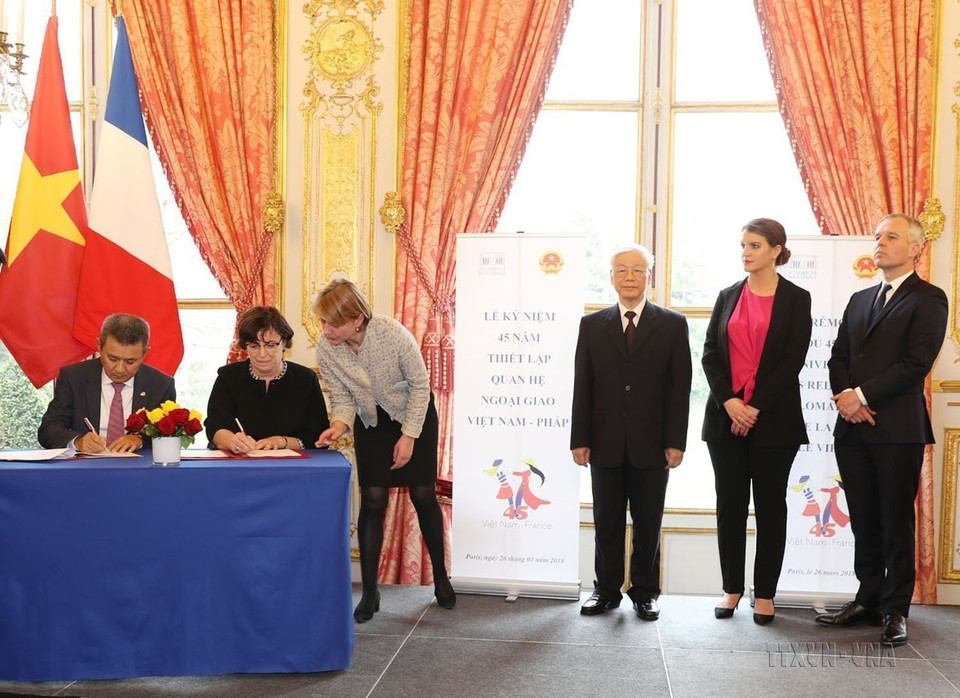 Tổng Bí thư Nguyễn Phú Trọng và Chủ tịch Quốc hội Pháp Francois de Rugy chứng kiến lễ ký Hợp đồng sửa chữa, đại tu động cơ giữa Việt Nam Airlines với Air France và Công ty Kỹ thuật máy bay Air France Industry, trong chuyến thăm chính thức Cộng hòa Pháp (Paris, 26/3/2018). (Ảnh: Trí Dũng/TTXVN)