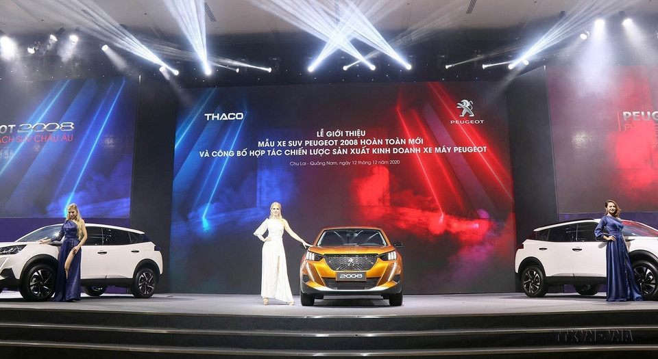 Ngày 12/12/2020, Công ty Cổ phần Ôtô Trường Hải (THACO) chính thức công bố hợp tác chiến lược sản xuất kinh doanh xe máy Peugeot và giới thiệu mẫu xe máy Peugeot Django. Đồng thời, giới thiệu mẫu xe SUV Peugeot 2008 hoàn toàn mới. Đây là sự kiện đánh dấu 210 năm thương hiệu Peugeot của Pháp và 100 năm tạo dấu ấn thương hiệu này tại Việt Nam. (Ảnh: Trần Tĩnh/TTXVN)