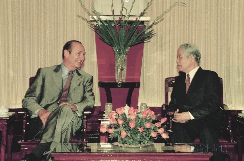 Tổng Bí thư Đỗ Mười tiếp Tổng thống Pháp Jacques Chirac thăm chính thức Việt Nam và dự Hội nghị thượng đỉnh Cộng đồng Pháp ngữ tại Hà Nội (12/11/1997). (Ảnh: Nguyễn Khang/TTXVN)