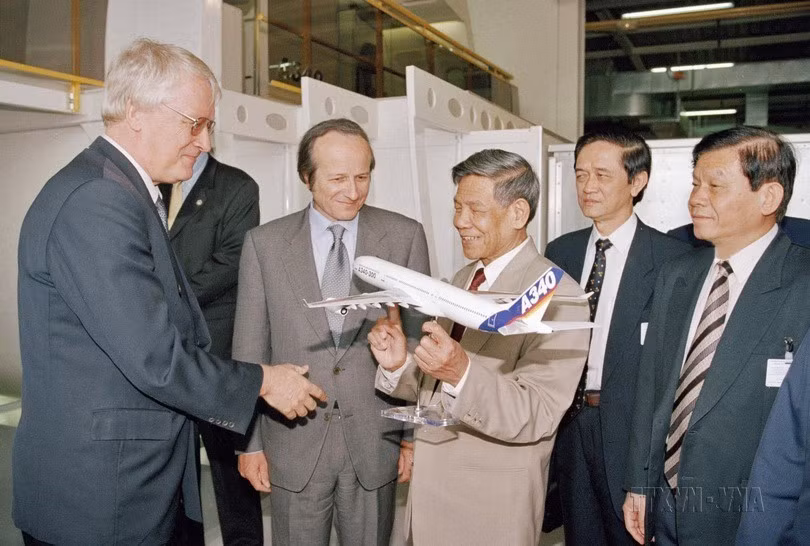 Đại diện Tập đoàn Airbus tặng Tổng Bí thư Lê Khả Phiêu mô hình chiếc máy bay A340 khi Tổng Bí thư và đoàn Việt Nam đến thăm trụ sở Tập đoàn ở thành phố Toulouse, trong chuyến thăm chính thức Cộng hòa Pháp từ 21/5 đến 25/5/2000. (Ảnh: Cao Phong/TTXVN)