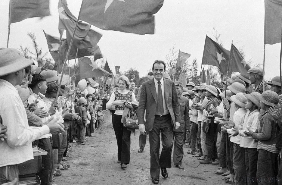Trong 2 ngày 13-14/11/1973, Tổng Bí thư Georges Marchais cùng Đoàn đại biểu Đảng Cộng sản Pháp thăm khu vực Vĩnh Linh. (Ảnh: TTXVN)